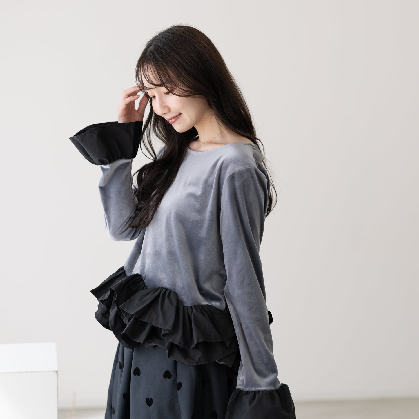 【9月12日(金)13時〜新発売】25AWラッフルヘムベロアトップス