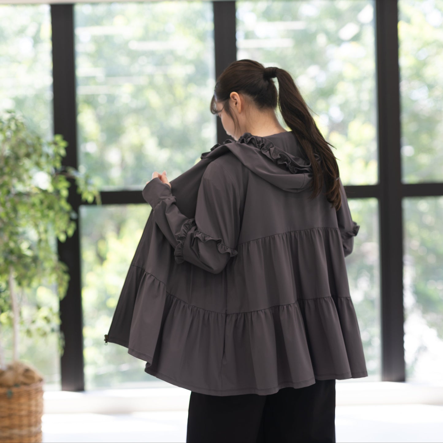 【8月3日(日)20時〜新発売】25AW UVカット99.9%フリルティアードパーカー
