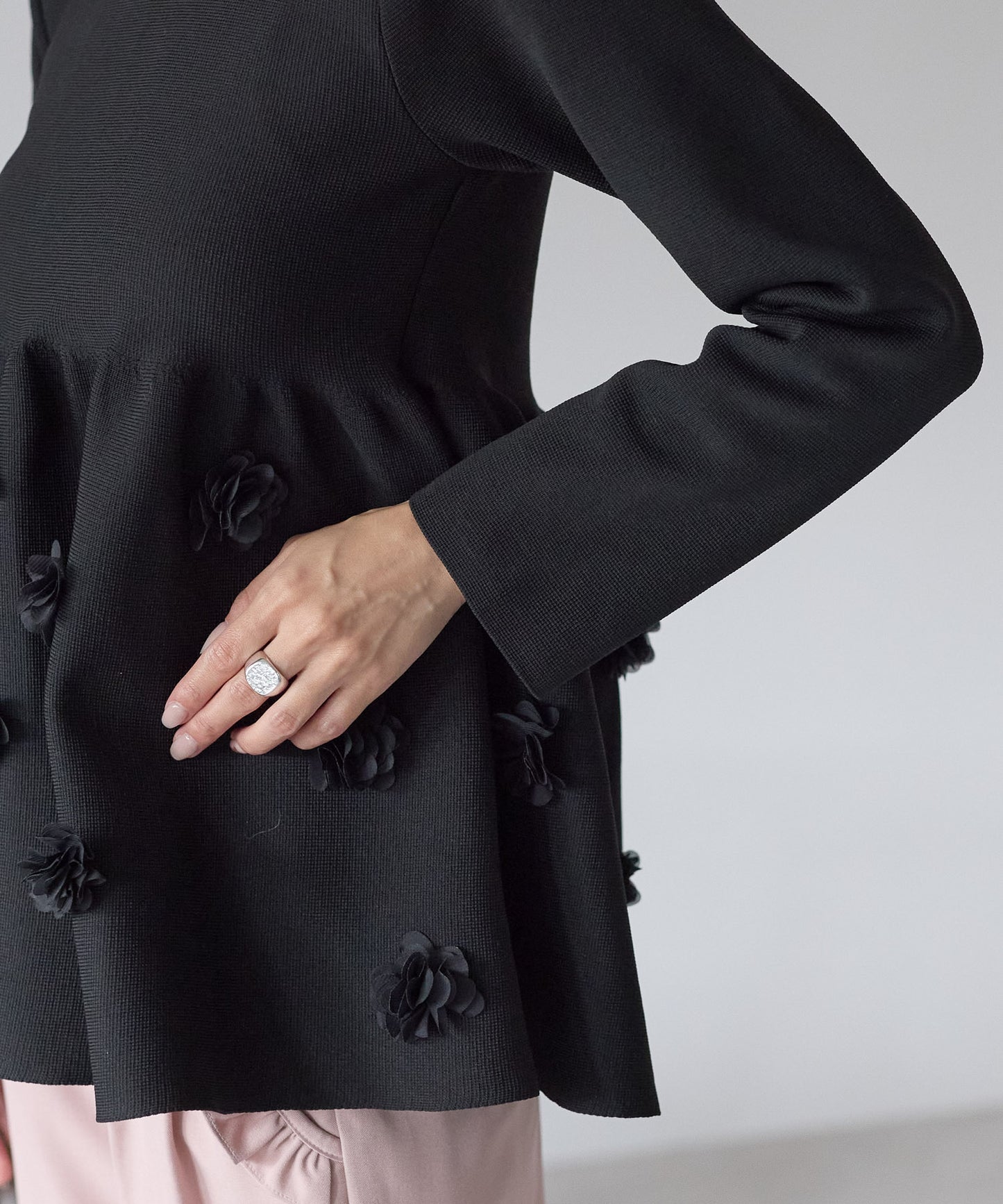 【11月28日(金)13時〜新発売〜新発売】フラワーペプラムダイバーニット