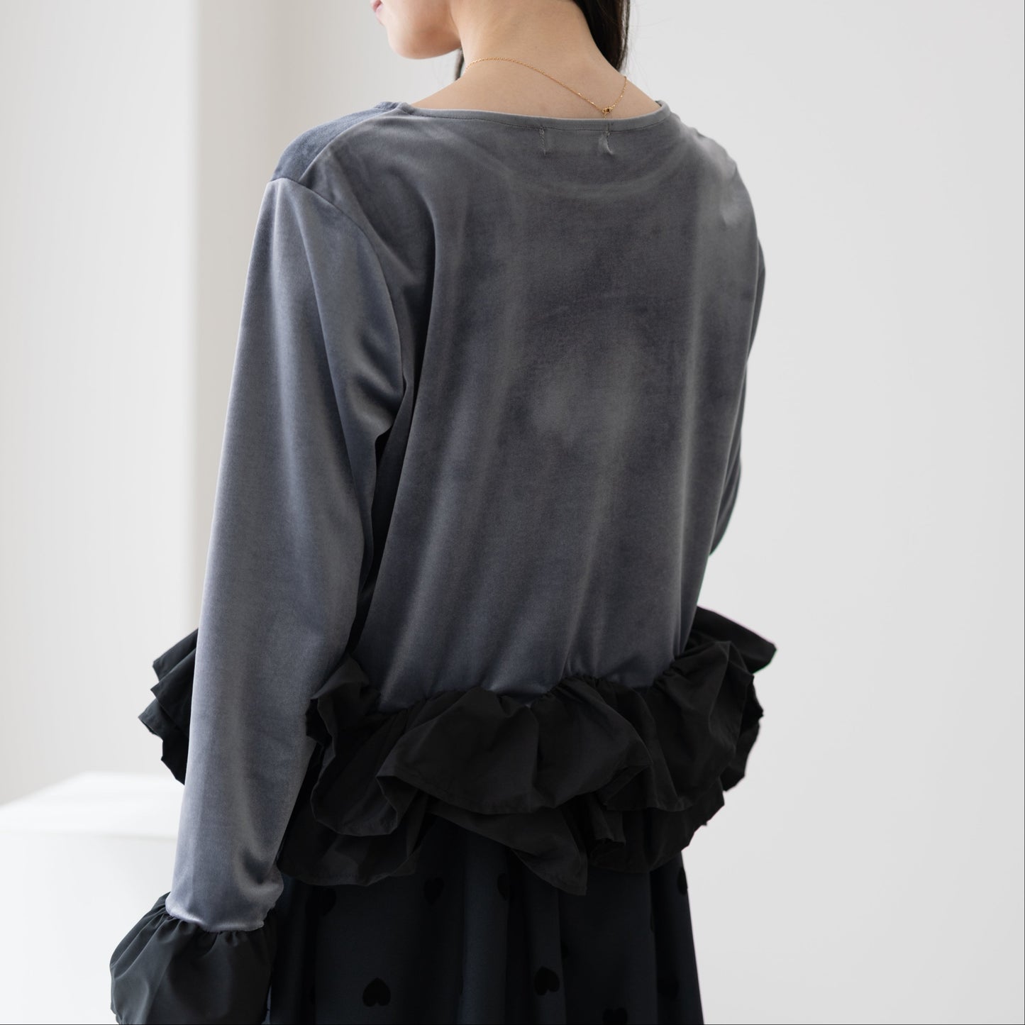 【9月12日(金)13時〜新発売】25AWラッフルヘムベロアトップス　　　