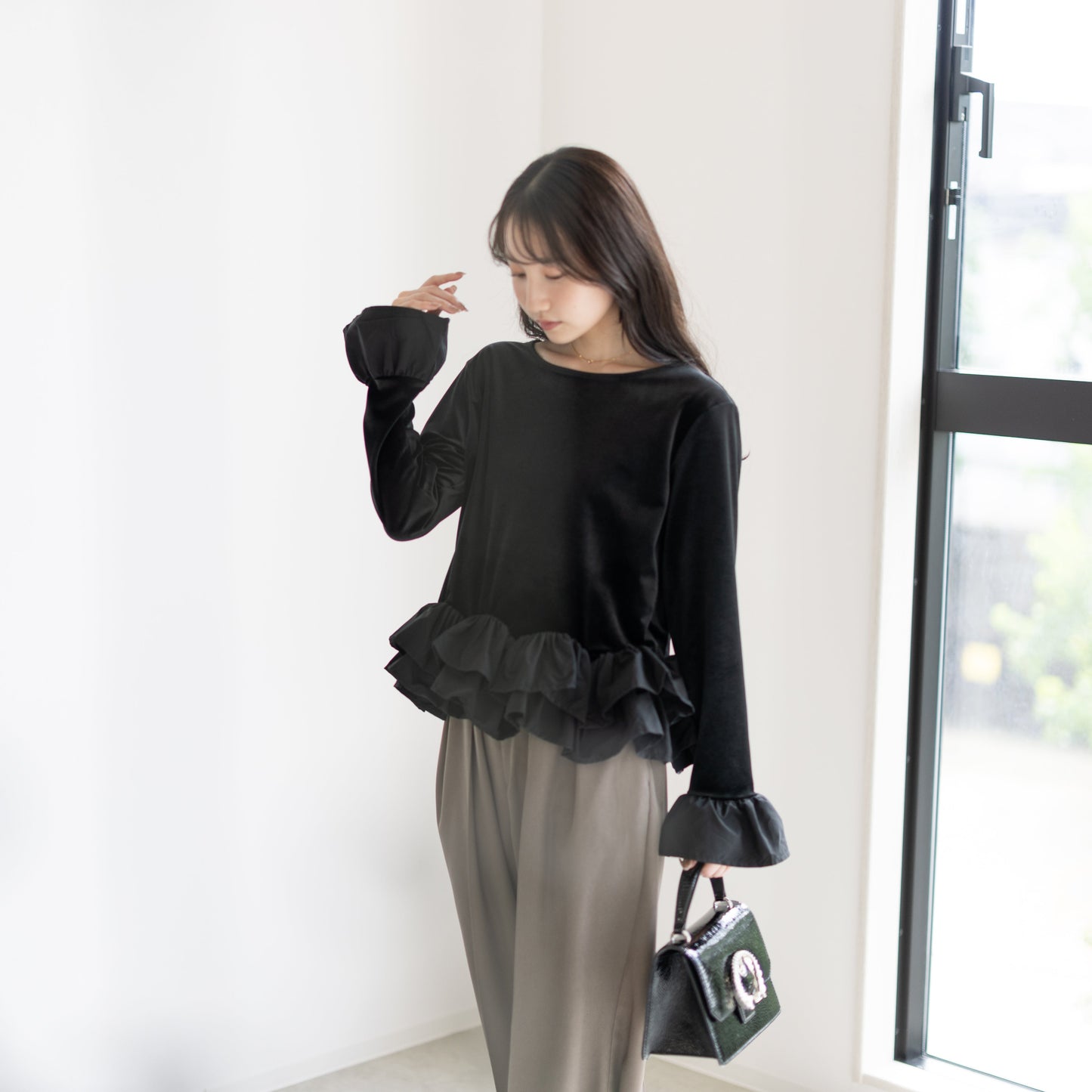 【9月12日(金)13時〜新発売】25AWラッフルヘムベロアトップス　　　
